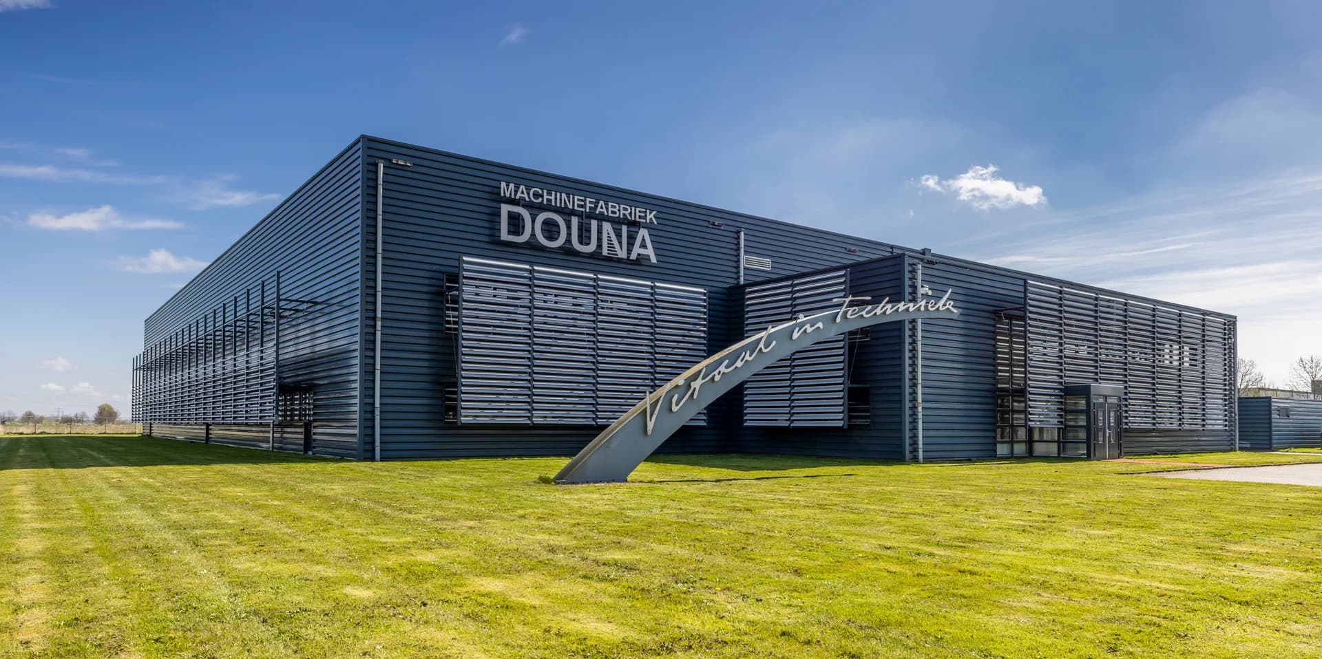 Gevel van Machinefabriek Douna met het kunstwerk Vertrouwd in Techniek