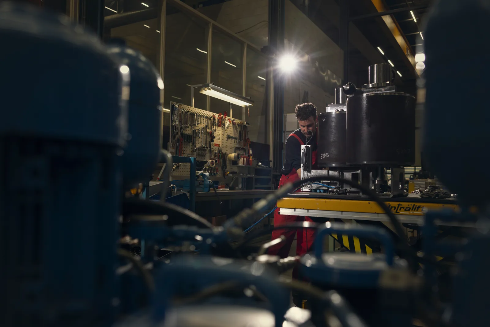 Medewerker werkt aan een samenstelling in de werkplaats