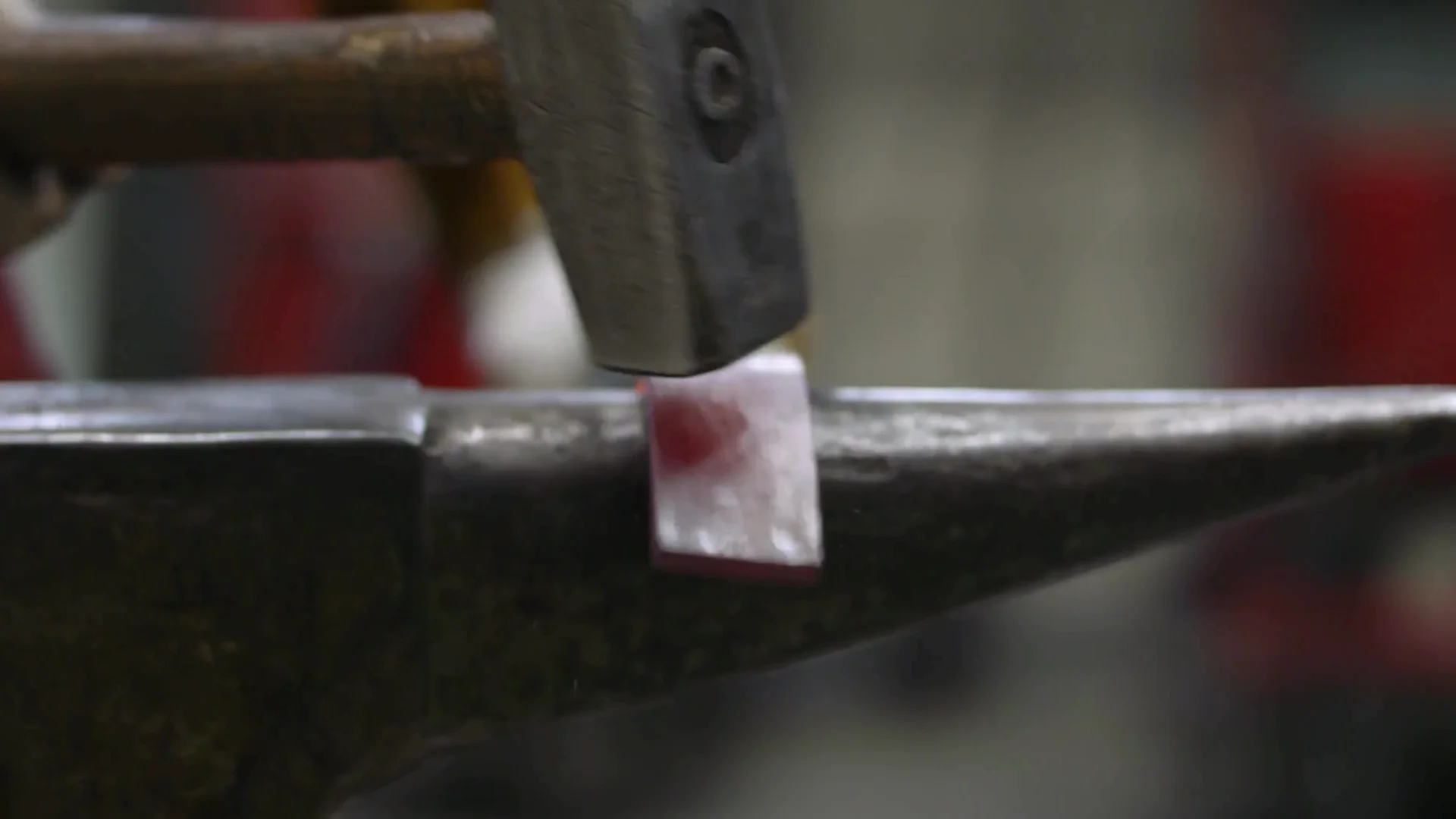 Hamer boven een verhit metalen werkstuk tijdens een bewerkingsstap