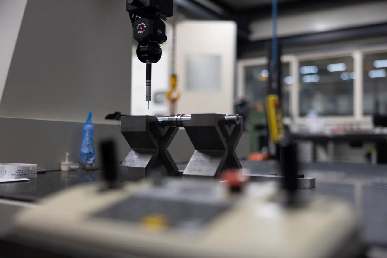 Measuring probe above a metal component on two support blocks