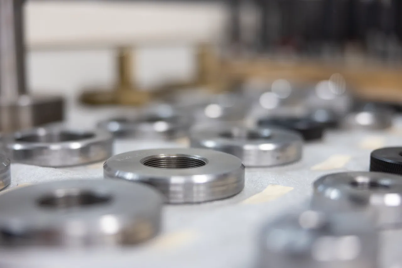 Meerdere gedraaide metalen ringen met binnendraad op een werkblad