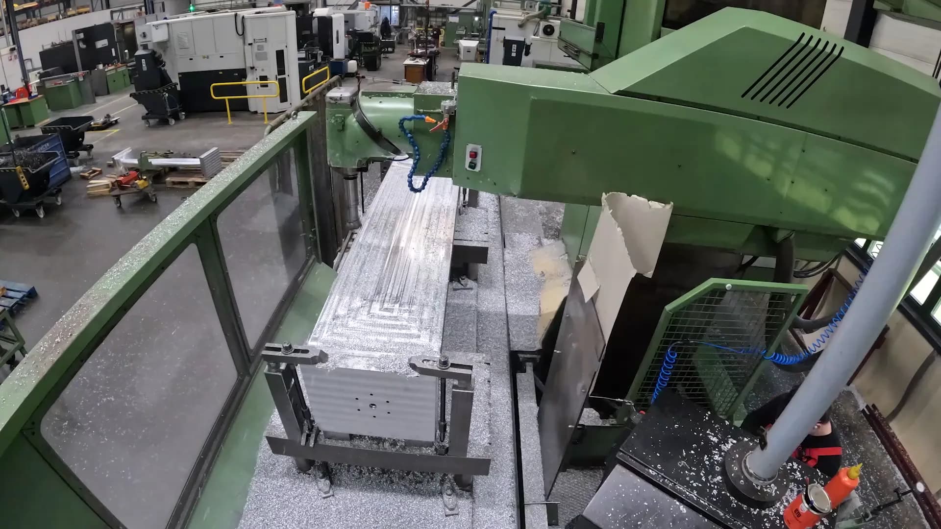 Groene machine tijdens de bewerking van een metalen werkstuk