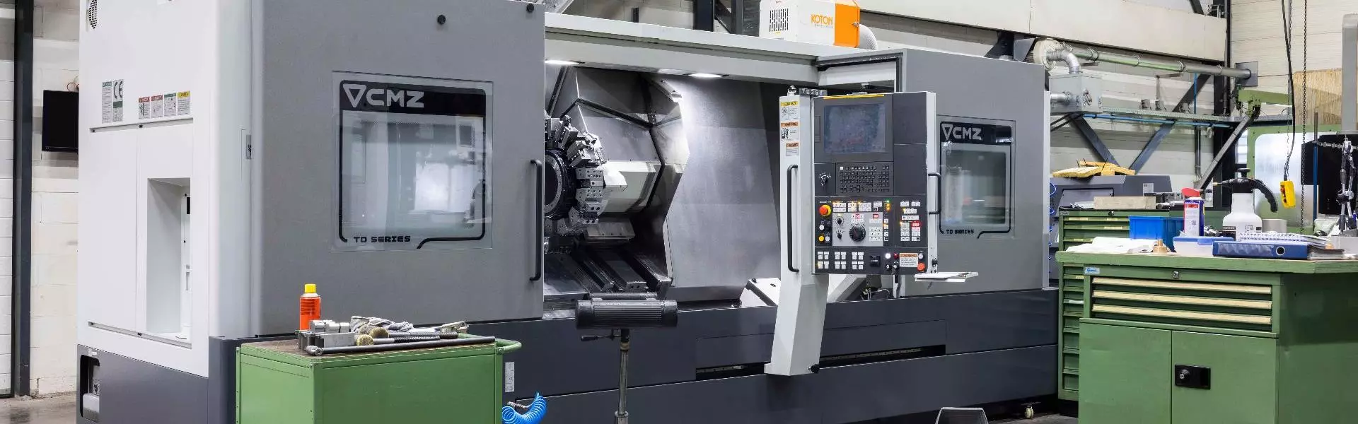 Großes Metallwerkstück in einer Zerspanungsumgebung