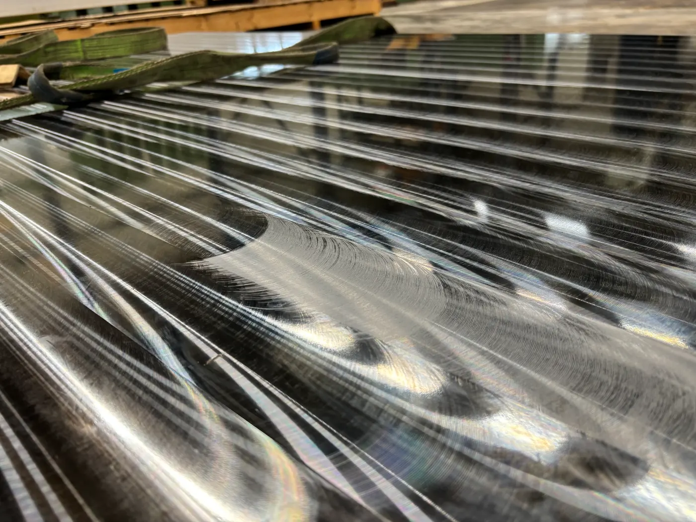 Detail der frisch zerspanten Oberfläche mit sichtbaren Fräsbahnen