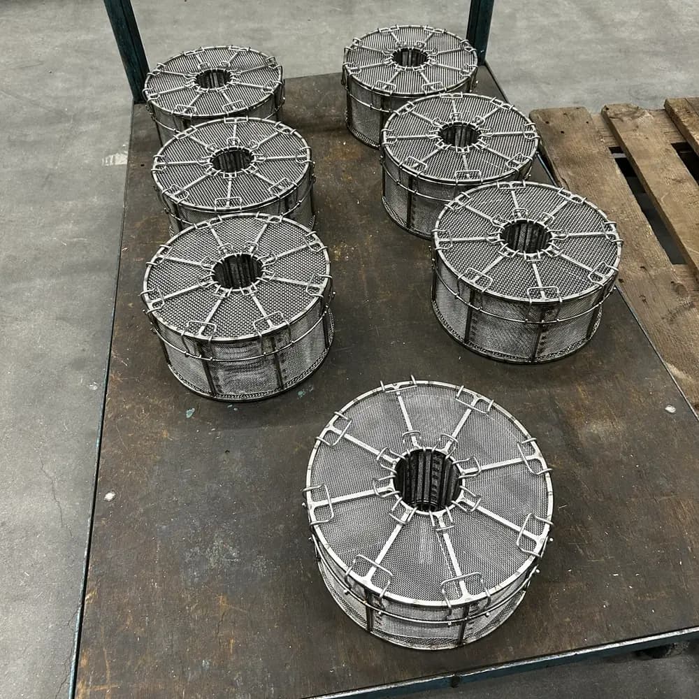 Serie RVS-canisters met gaas en sluitdeksels op een werktafel