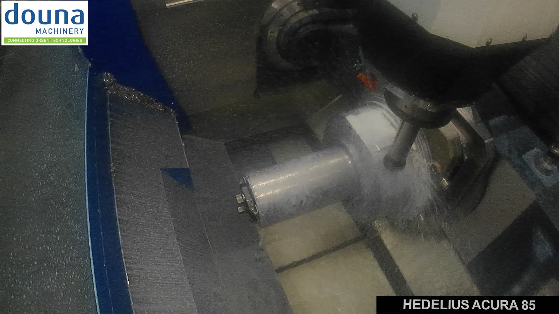 Werkzeug bei der Bearbeitung eines aufgespannten Metallwerkstücks mit Kühlschmierstoff