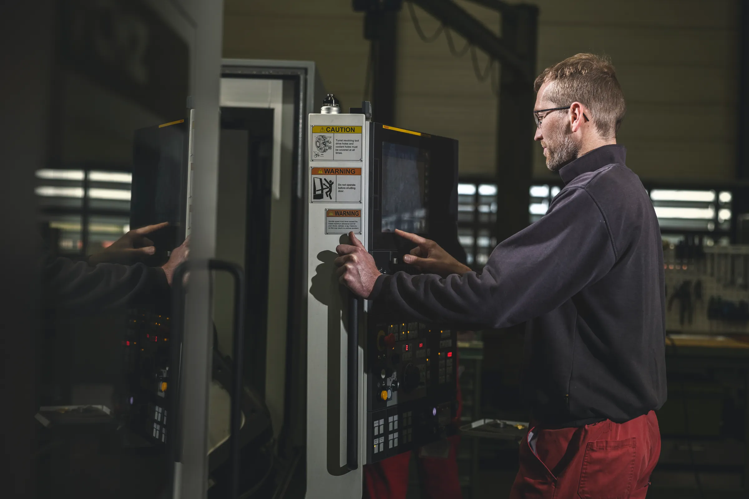 Medewerker bedient een machine in de werkplaats